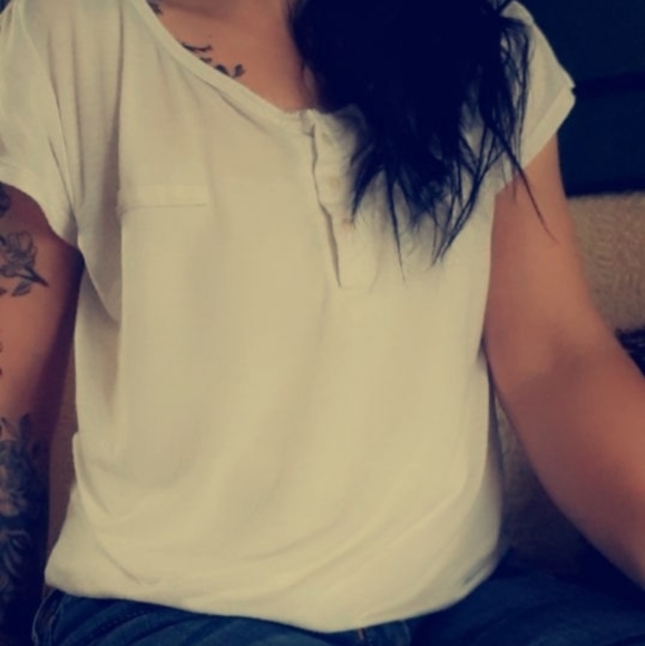 White tshirt - Picture 1 of 3